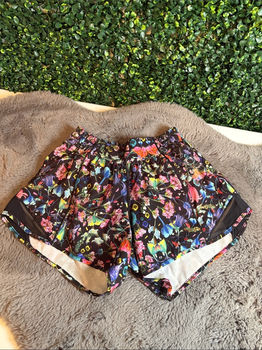 lululemon athletica Women's Black Floral Hotty Hot Shorts Size 4
